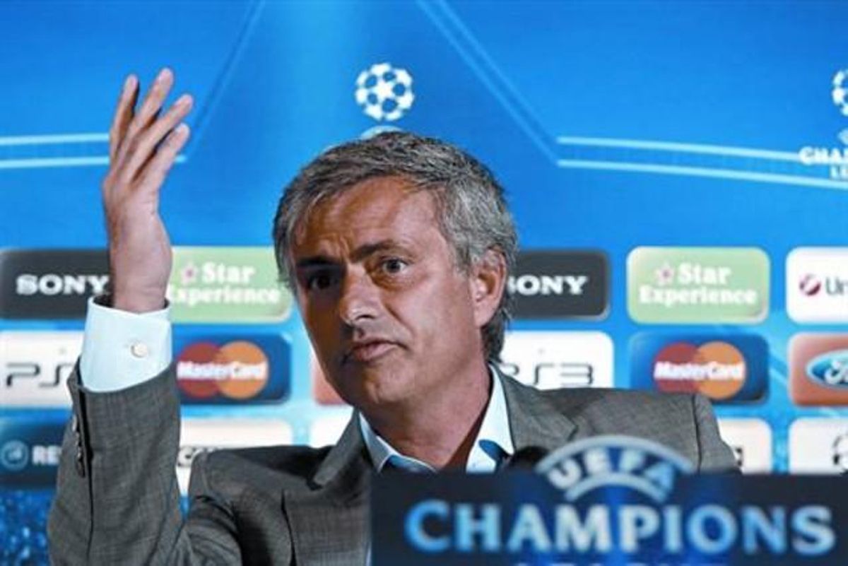 Mourinho, con gesto airado, durante la crispada rueda de prensa de ayer en Auxerre. Mourinho, con gesto airado, durante la crispada rueda de prensa de ayer en Auxerre.