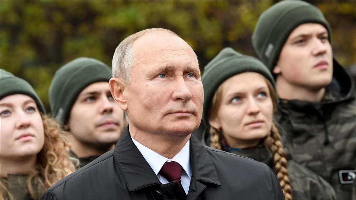 Putin y un grupo de jóvenes participan en un acto en la Plaza Roja de Moscú ayer miércoles. Putin y un grupo de jóvenes participan en un acto en la Plaza Roja de Moscú ayer miércoles.