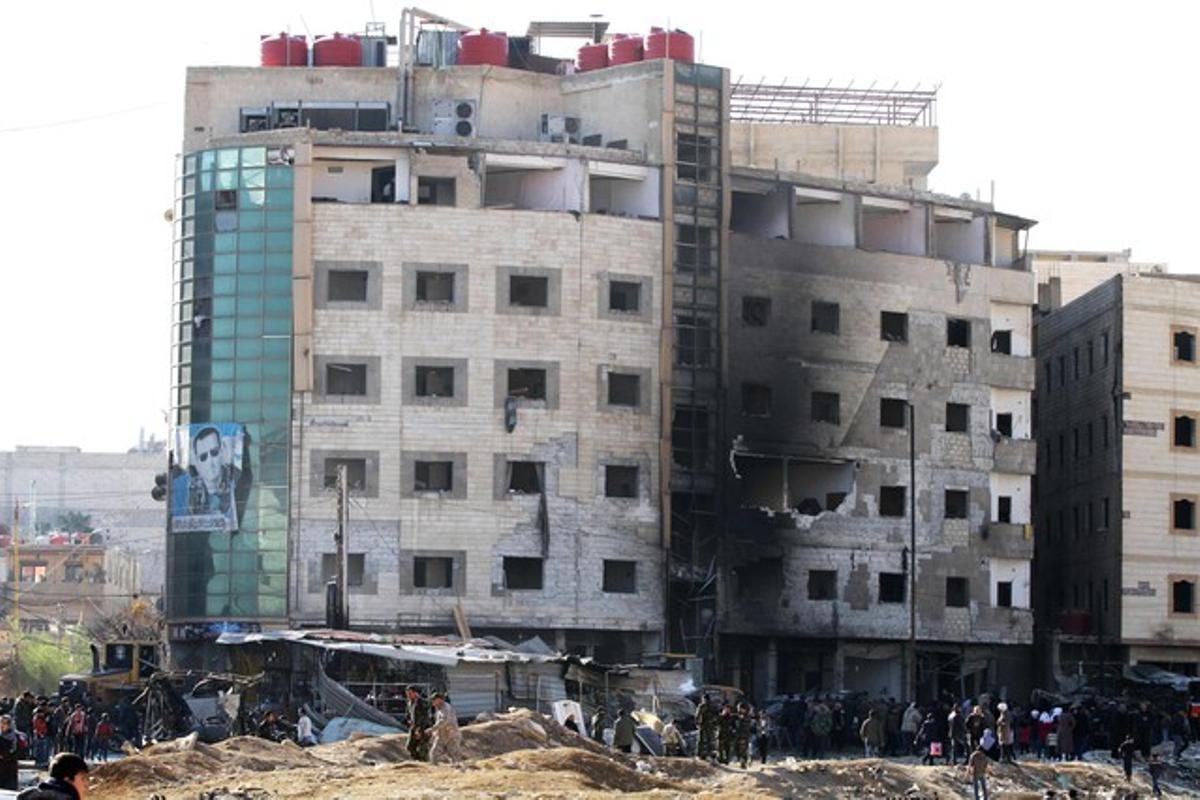 Estado de un edificio de la ciudad siria de Sayyida Zeinab en las afueras de Damasco tras el ataque de este domingo.