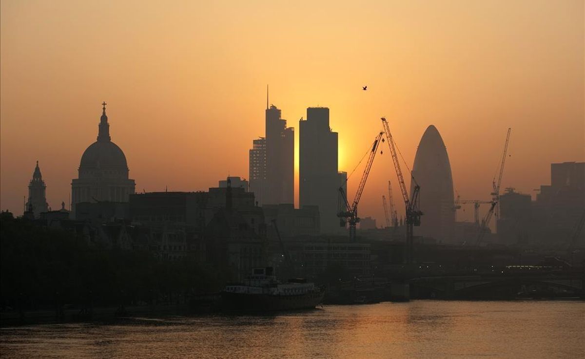 Amanecer con smog sobre el distrito financiero de Londres. Amanecer con smog sobre el distrito financiero de Londres.