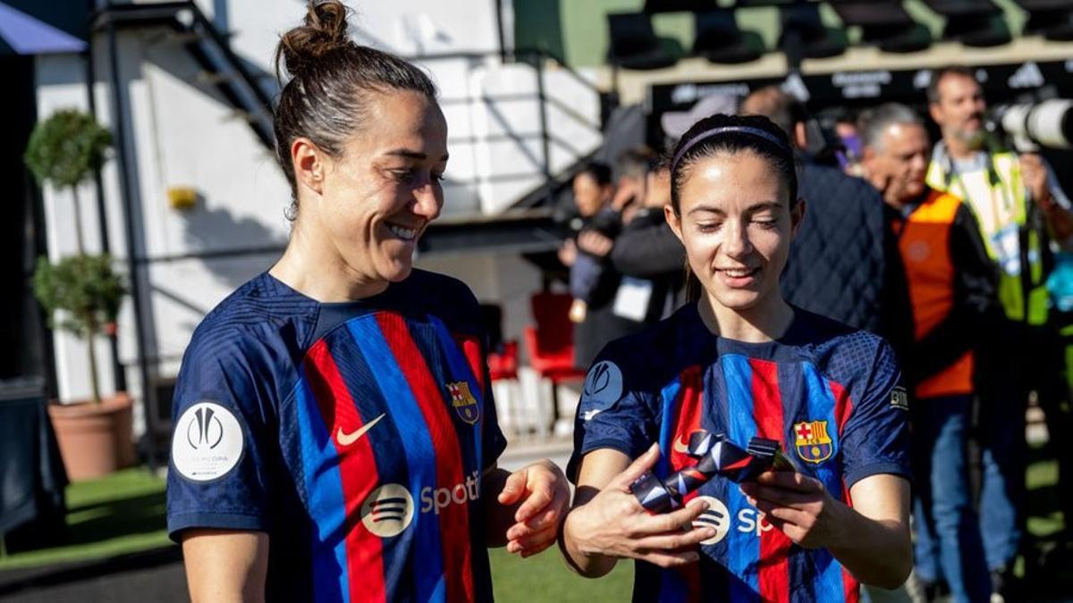 Lucy Bronze y Aitana Bonmatí observan la medalla de campeonas de la Supercopa de España que tuvieron que ir a recoger personalmente. Lucy Bronze y Aitana Bonmatí observan la medalla de campeonas de la Supercopa de España que tuvieron que ir a recoger personalmente.