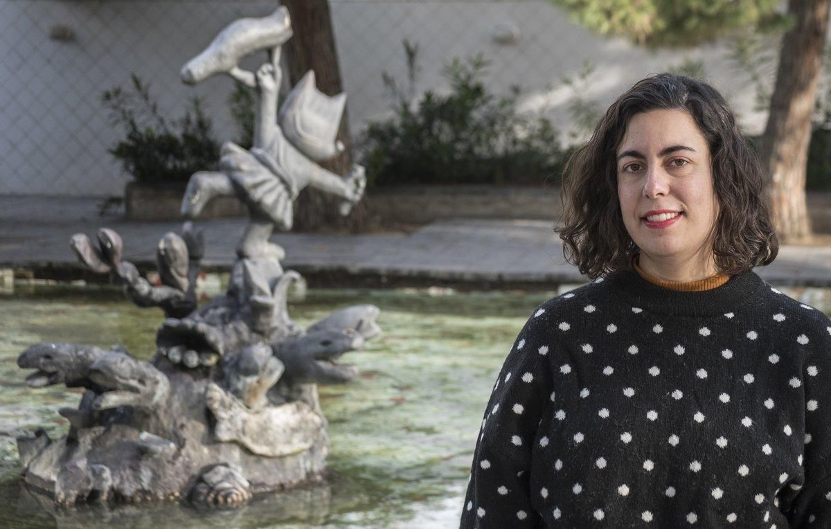 Alícia Roselló, ante la escultura de Cobi. Alícia Roselló, ante la escultura de Cobi.