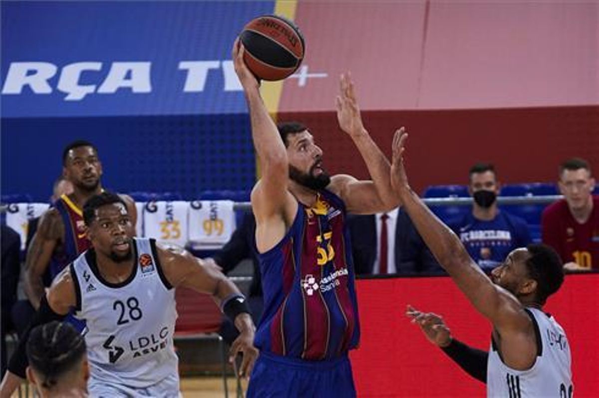 Mirotic lanza a canasta en presencia de Lighty Mirotic lanza a canasta en presencia de Lighty