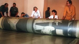 Técnicos del Moma enrollan el ’Guernica’ para su traslado a España, el 9 de septiembre de 1981.
