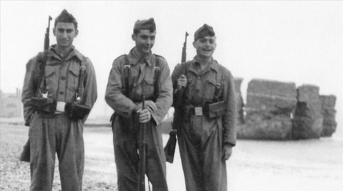 Tres soldados frente al parapeto del Camp de la Bota.