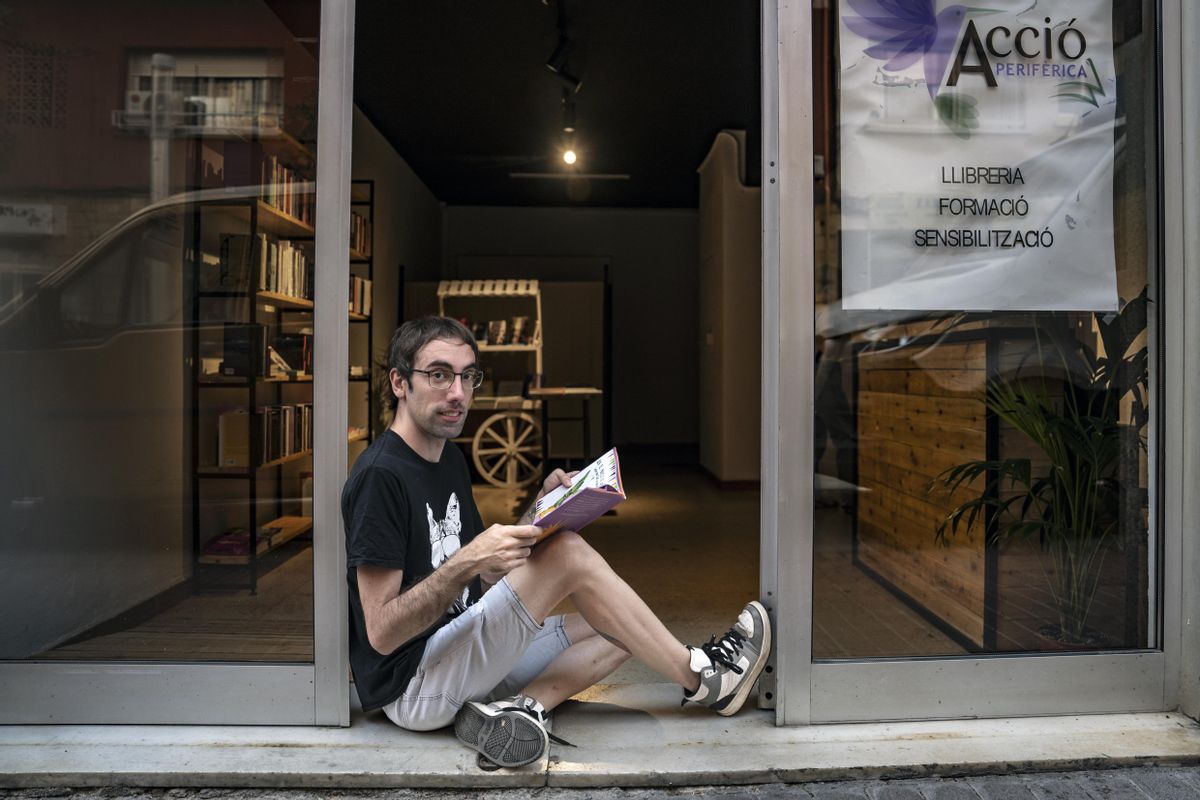 José Antonio Martínez Vicario en la librería transfeminista que acaba de abrir en Nou Barris. José Antonio Martínez Vicario en la librería transfeminista que acaba de abrir en Nou Barris.