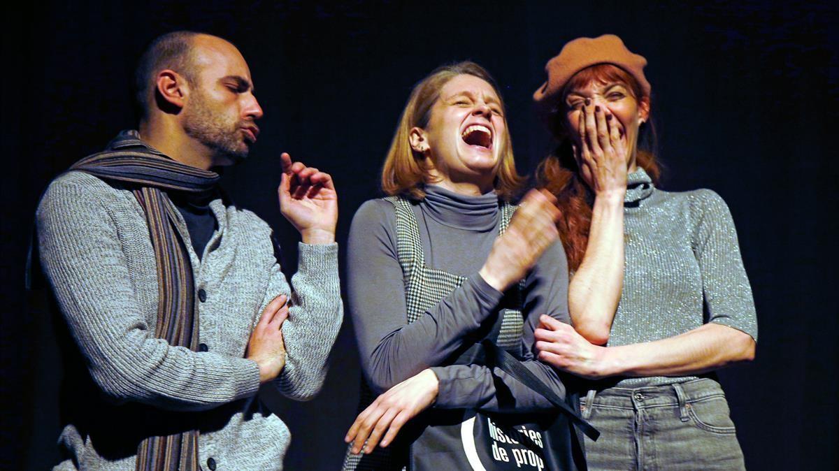 De izquierda a derecha, Bernat Cot, Lluna Pindado y Laura Pau en una escena de ’Boira a les orelles’. 