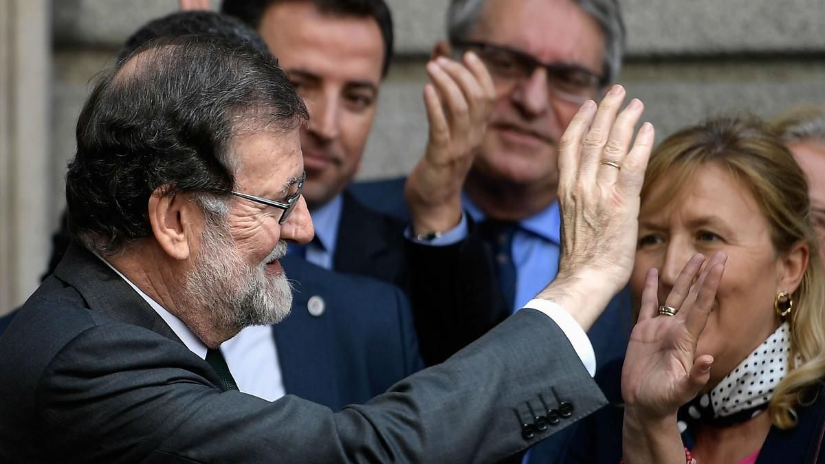 Rajoy saluda a los congregados a las puertas del Congreso, el pasado viernes. Rajoy saluda a los congregados a las puertas del Congreso, el pasado viernes.