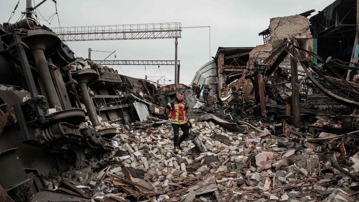 Un bombero camina entre los escombros de una estación de tren en Járkov, parcialmente destruida por el ataque de un misil, en un ataque durante la guerra en Ucrania. Un bombero camina entre los escombros de una estación de tren en Járkov, parcialmente destruida por el ataque de un misil, en un ataque durante la guerra en Ucrania.