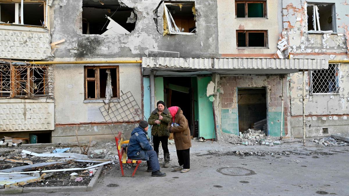 Ancianos junto a los restos destruídos por las bombas rusas de su vivienda en la localidad de Kharkhiv, Ucrania.