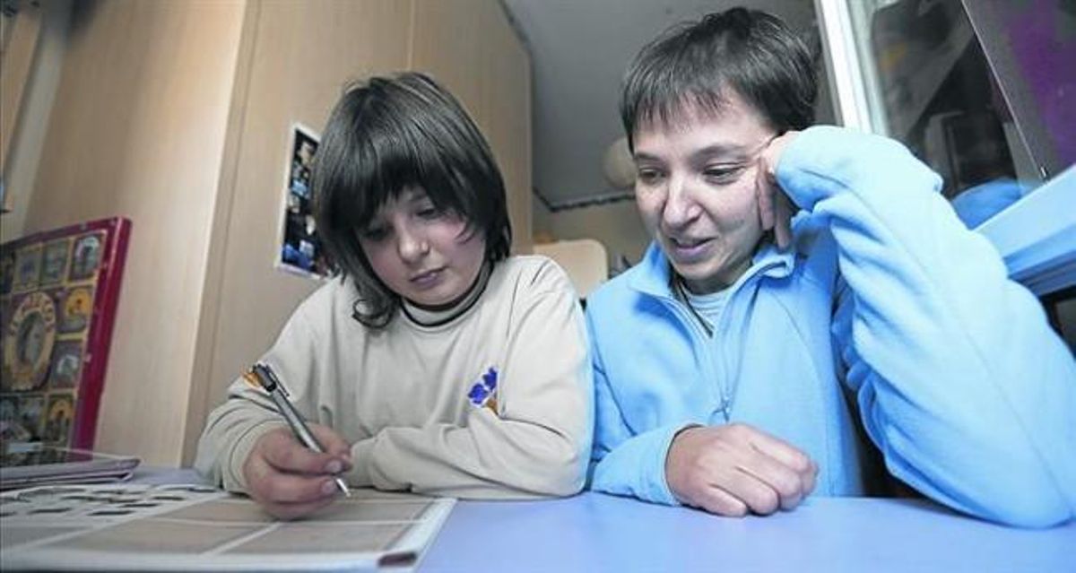 En casa 8 Cristina y su madre repasan los deberes de clase. En casa 8 Cristina y su madre repasan los deberes de clase.