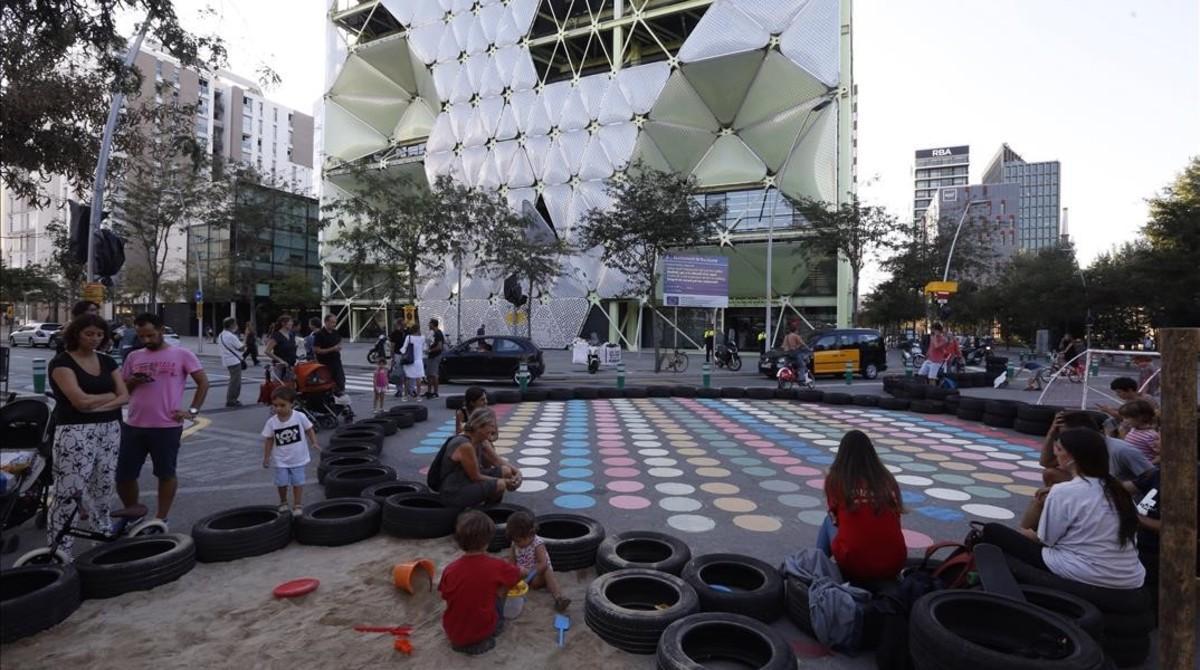 Ambiente en la ’superilla’ del Poblenou. Ambiente en la ’superilla’ del Poblenou.