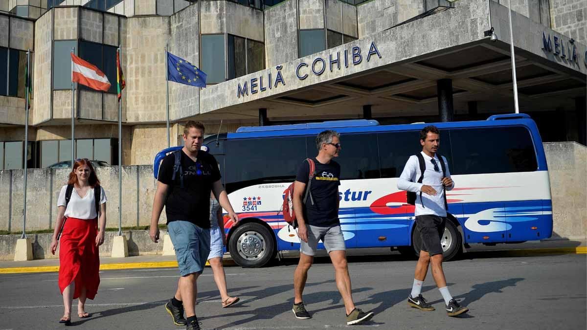 Turistas frente al hotel Melia Cohiba, en La Habana, en una imagen de archivo. Turistas frente al hotel Melia Cohiba, en La Habana, en una imagen de archivo.