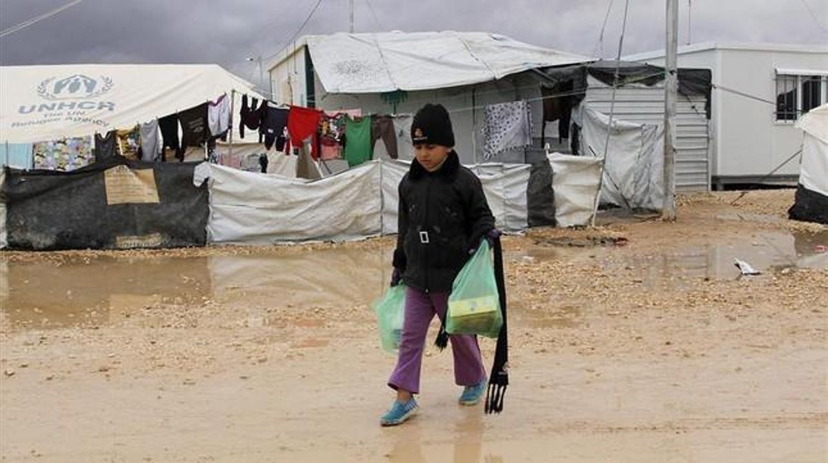 Un niño refugiado sirio camina por el campo de refugiados de Zataari, en Jordania. Un niño refugiado sirio camina por el campo de refugiados de Zataari, en Jordania.