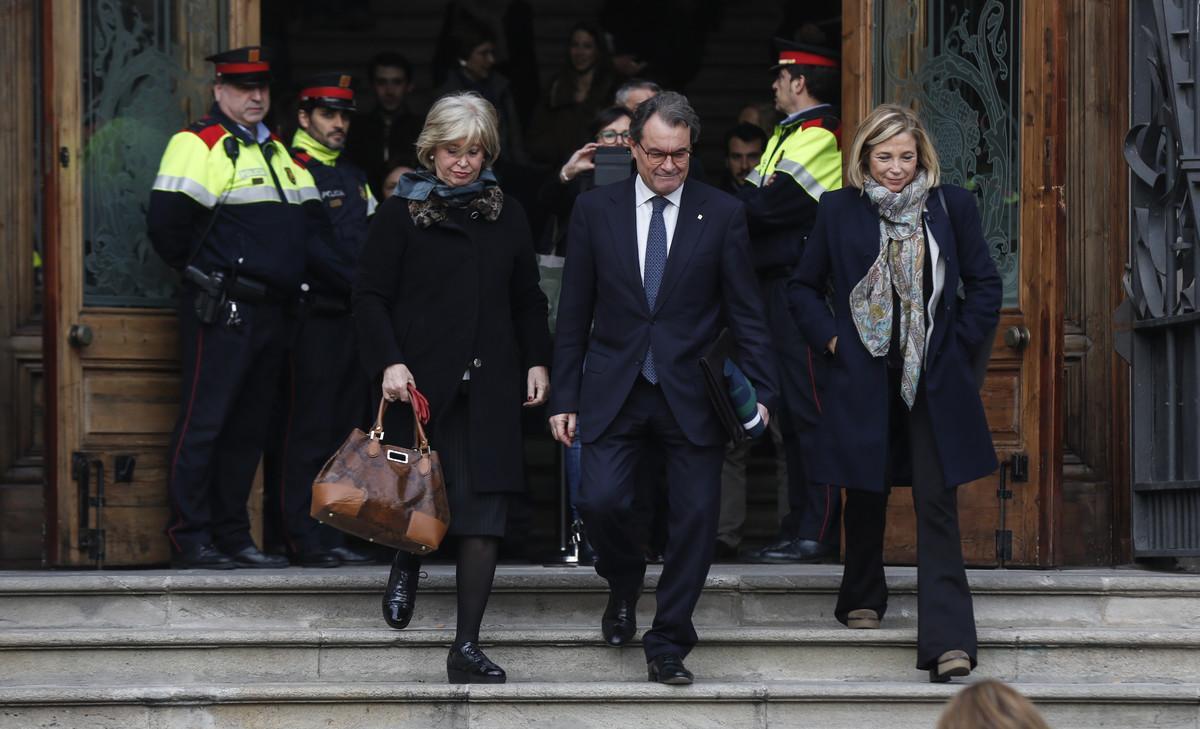 Irene Rigau, Artur Mas y Joana Ortega salen del TSJC el pasado 10 de febrero.