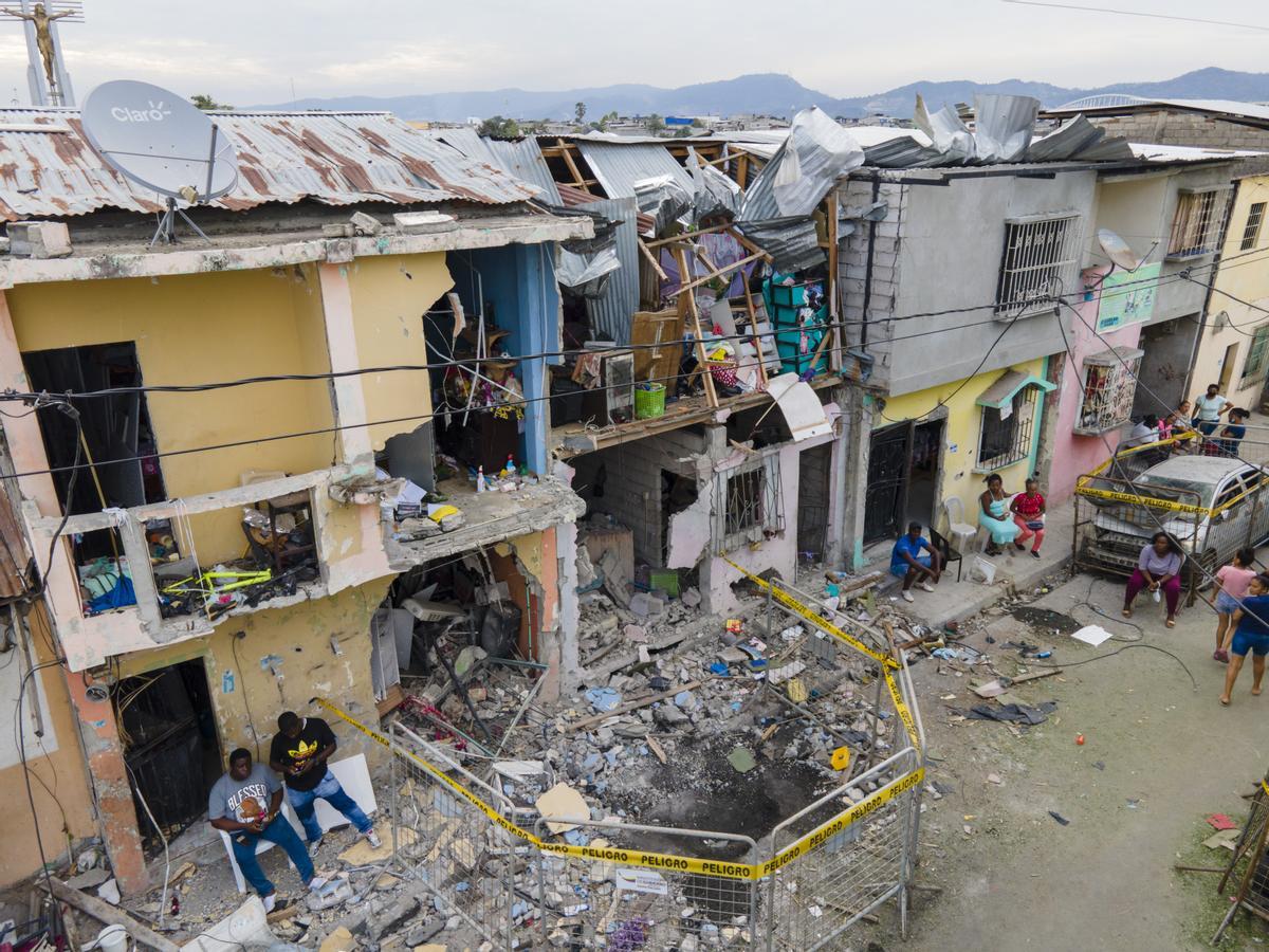 Vista aérea de los daños causados por el atentado en el barrio Cristo del Consuelo, en Guayaquil.