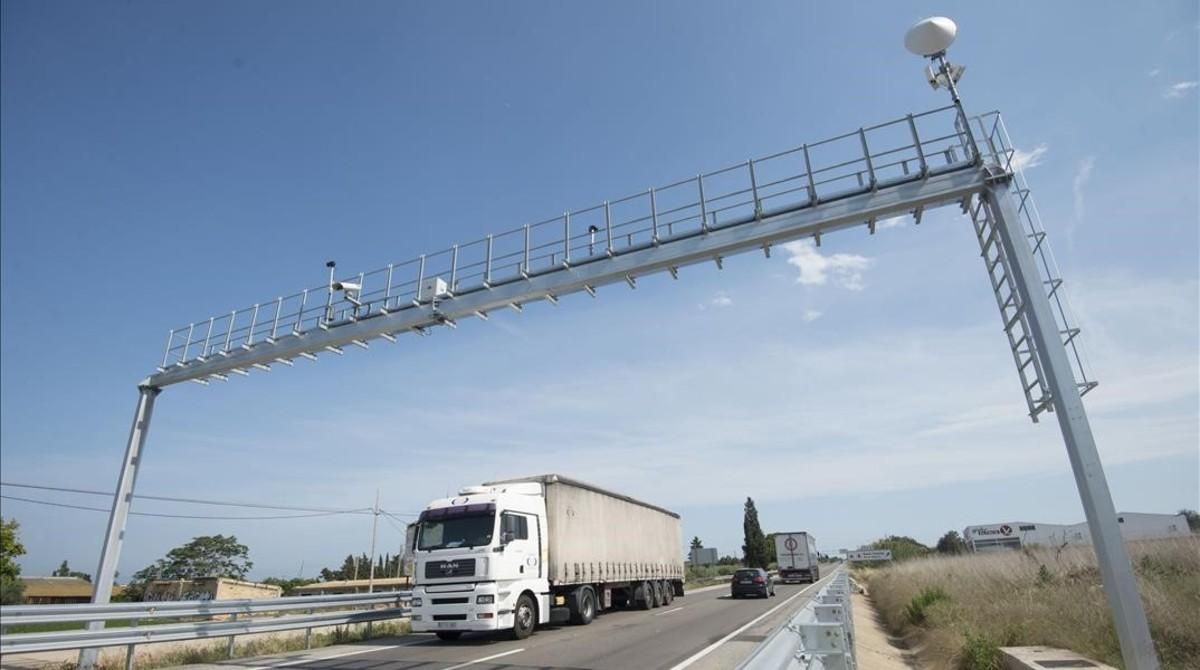 Un camión pasa bajo el arco de inicio de un radar de tramo en las comarcas del Ebre. Un camión pasa bajo el arco de inicio de un radar de tramo en las comarcas del Ebre.