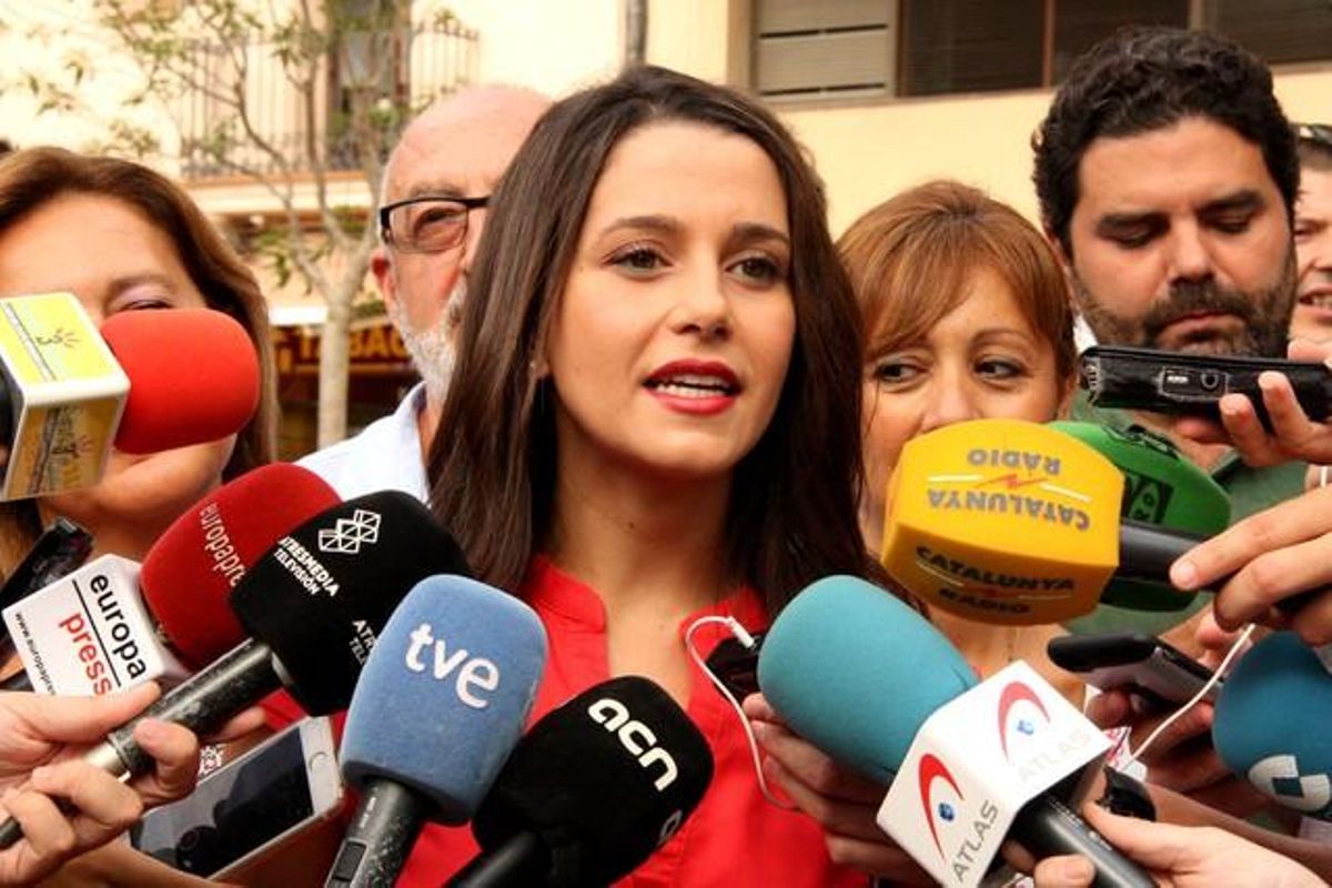 La candidata de Ciutadans, Inés Arrimadas, atiende a los medios este jueves en las fiestas de Sants. La candidata de Ciutadans, Inés Arrimadas, atiende a los medios este jueves en las fiestas de Sants.