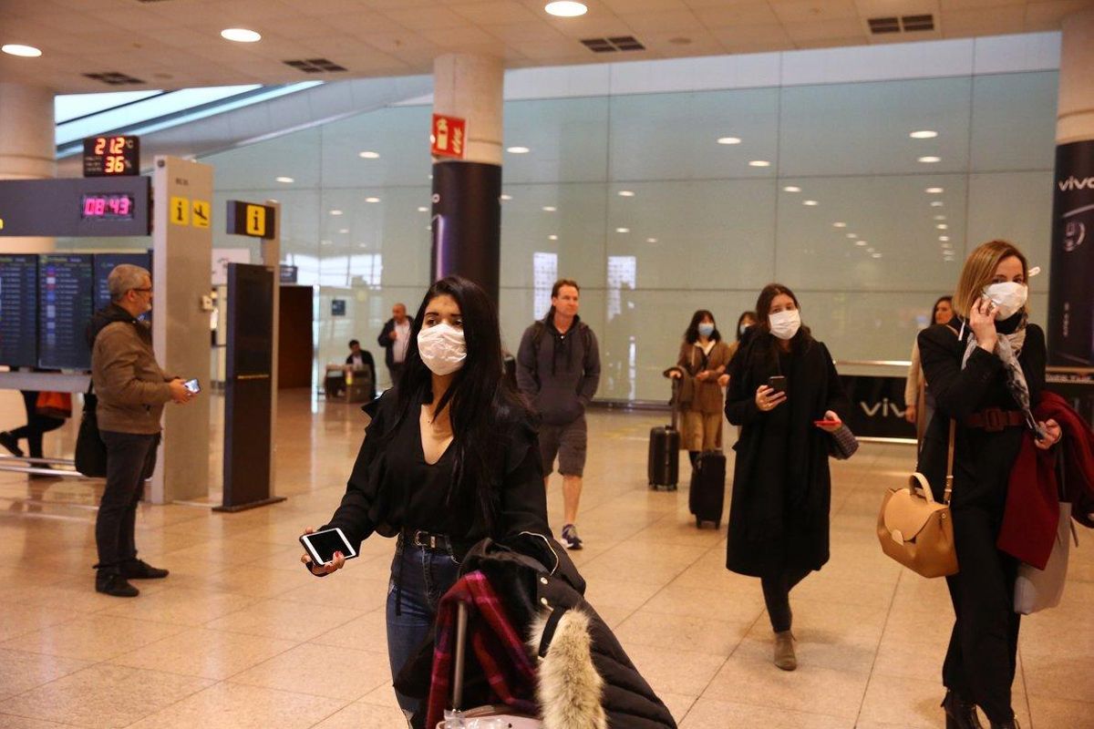 Pasajeros saliendo de un vuelo de Milán, en el aeropuerto de El Prat, con mascarillas por el Coronavirus Covid 19 Pasajeros saliendo de un vuelo de Milán, en el aeropuerto de El Prat, con mascarillas por el Coronavirus Covid 19