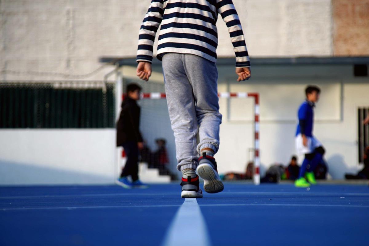Unos niños hacen deporte en un colegio de Madrid.