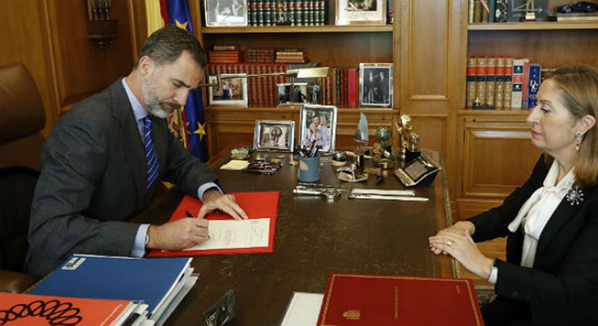 El Rey firma el decreto del nombramiento de Rajoy como presidente del Gobierno.