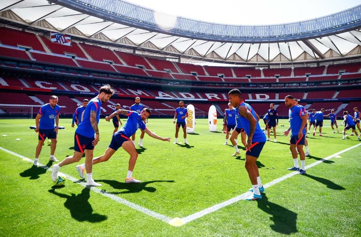 Los jugadores del Atlético se entrenan en el Metropolitano. Los jugadores del Atlético se entrenan en el Metropolitano.