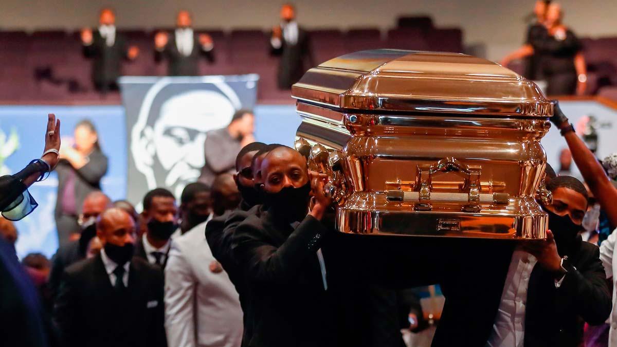 Salida del féretro de George Floyd de la iglesia de Houston tras el funeral.