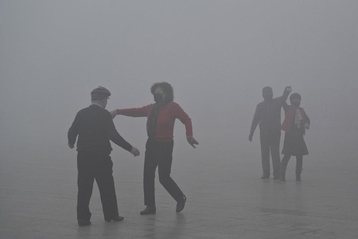Personas con mascarillas bailan en un parque de Fuyang, el martes 3 de enero. Personas con mascarillas bailan en un parque de Fuyang, el martes 3 de enero.