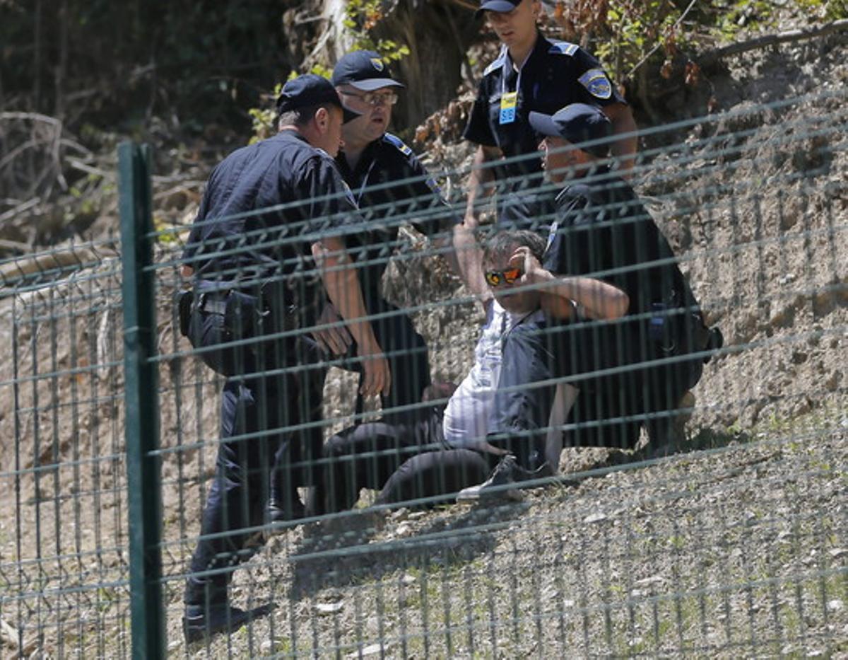 Policías bosnios arrestan a un hombre después que el primer ministro de Serbia, Aleksandar Vucic, fue agredido en el Centro Memorial de Potocari en Srebrenica.