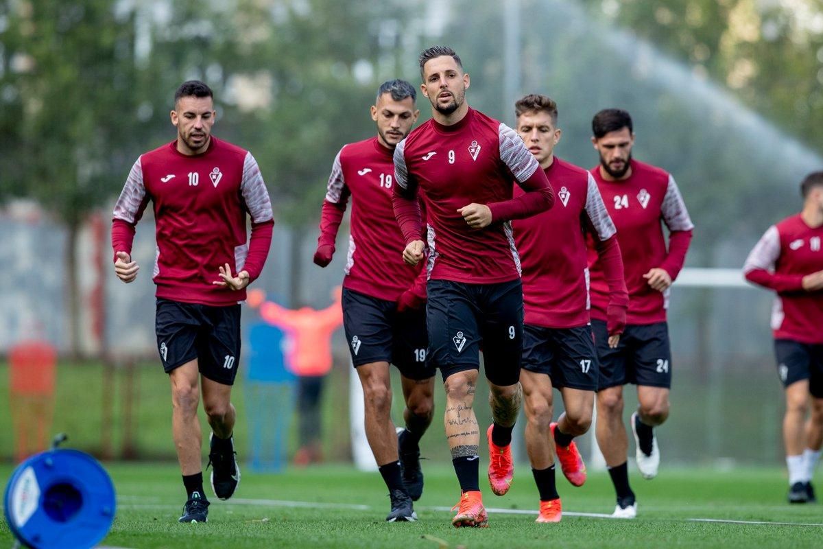 Fran Sol, con el número 9 en la camiseta, durante un entrenamiento con el Eibar Fran Sol, con el número 9 en la camiseta, durante un entrenamiento con el Eibar