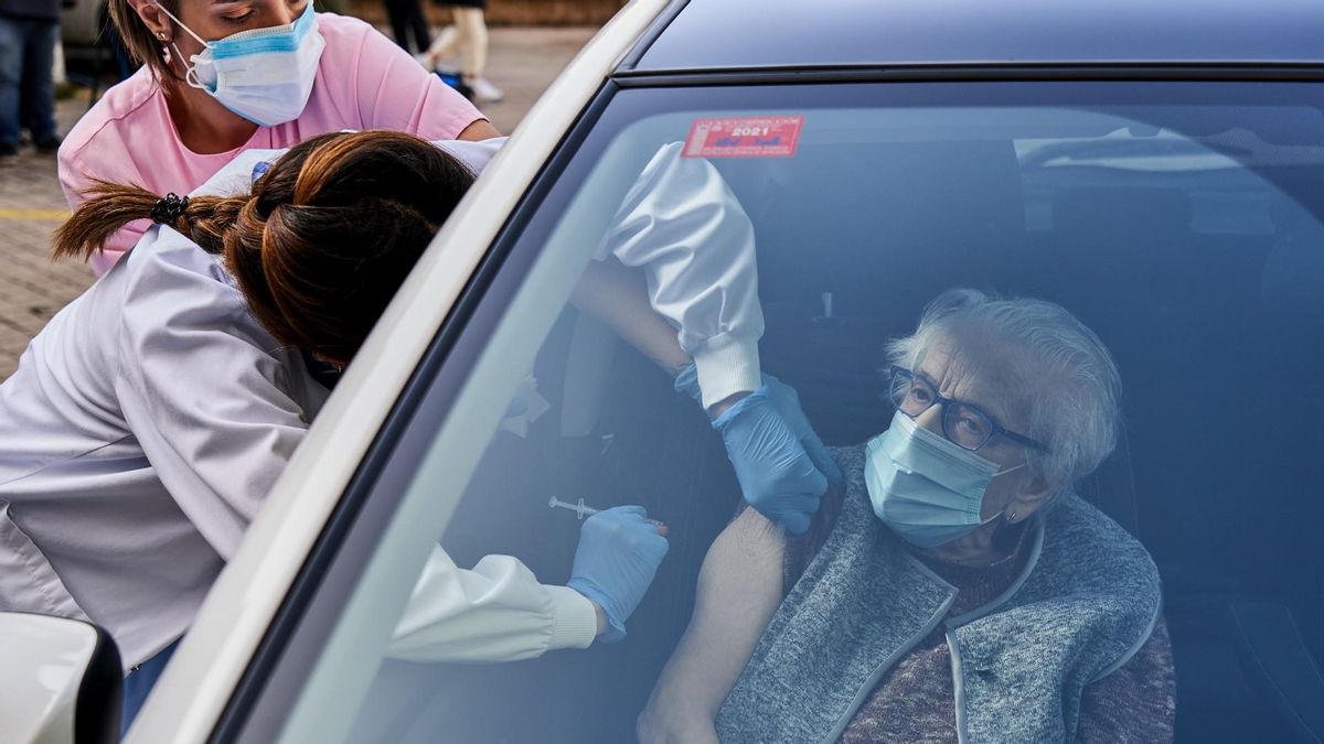 Una mujer, vacunada en su coche en las inmediaciones del Hospital Santiago Apóstol, en Vitoria-Gasteiz (Álava), este miércoles. Una mujer, vacunada en su coche en las inmediaciones del Hospital Santiago Apóstol, en Vitoria-Gasteiz (Álava), este miércoles.
