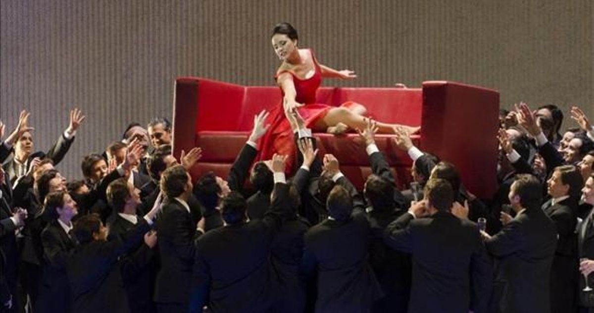 Sonya Yoncheva en una escena de ’La traviata’. Sonya Yoncheva en una escena de ’La traviata’.