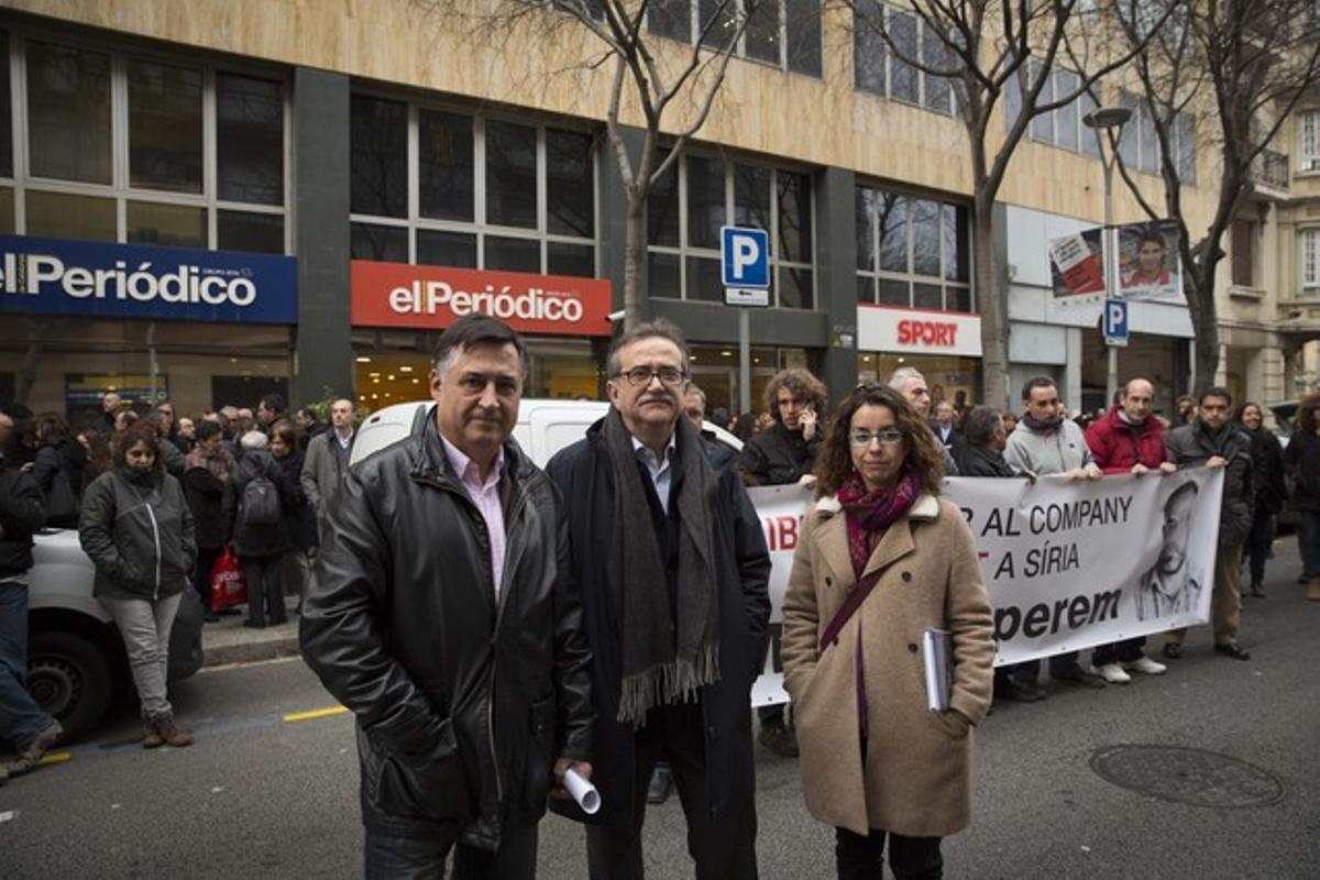 De izquierda a derecha, el fotoperiodista Gervasio Sánchez, el decano del Col·legi de Periodistes de Catalunya Josep Maria Martí y la corresponsal en Afganistán Mònica Bernabé, en la concentración de este miércoles frente a EL PERIÓDICO.