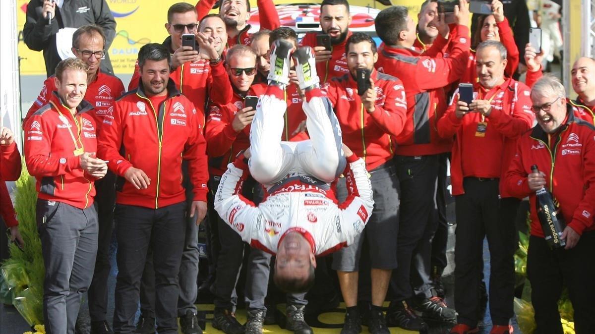 Sábastien Loeb celebra con un salto mortal en el podio de Salou su triunfo en el Rally RACC Catalunya.