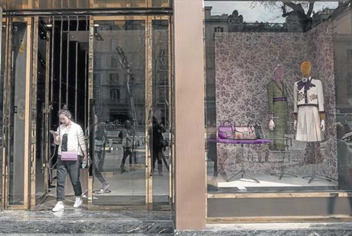 Una turista asiática sale de la tienda Gucci del paseo de Gràcia. Una turista asiática sale de la tienda Gucci del paseo de Gràcia.