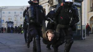 Policías rusos detienen a un participante en una manifestación contra la guerra de Ucrania en San Petersburgo, el 6 de marzo de 2022. ANATOLY MALTSEV