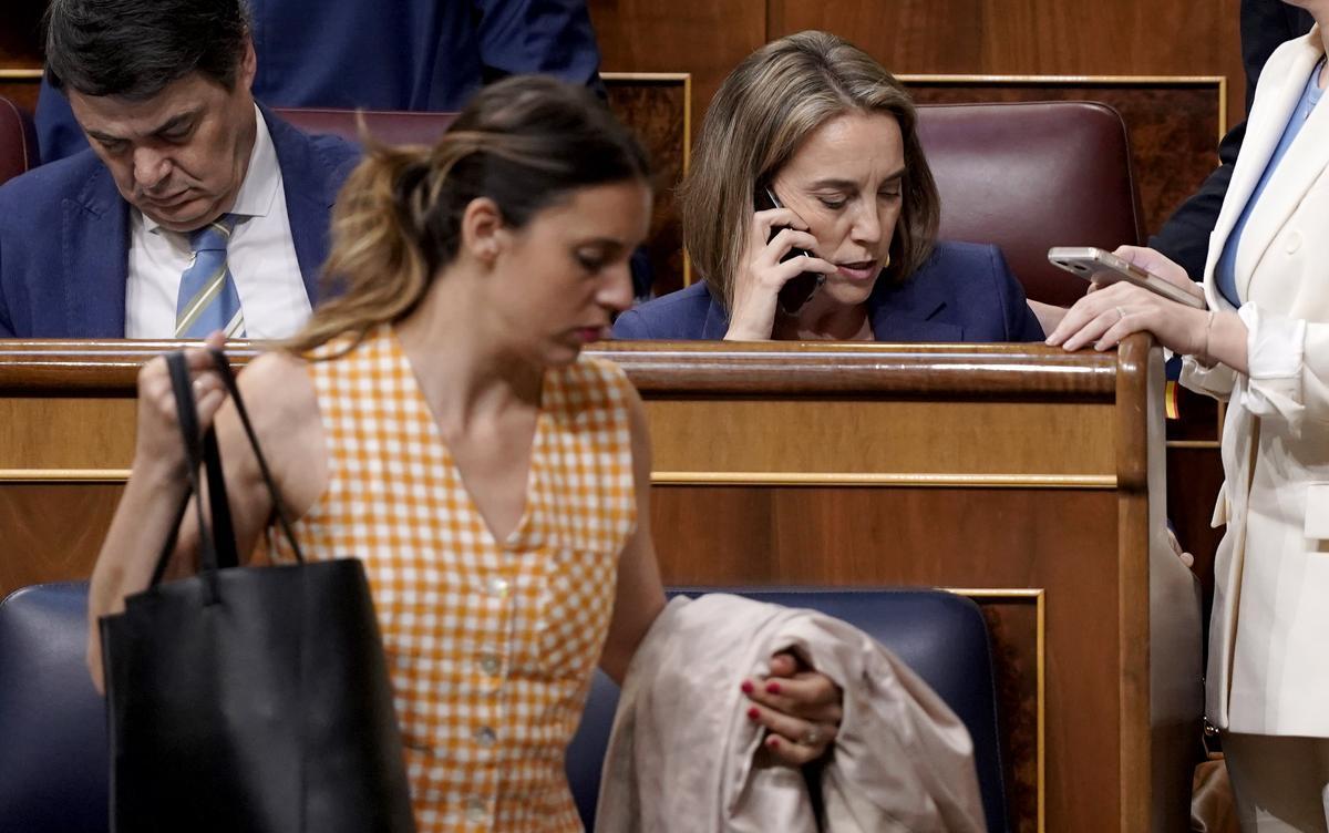 Madrid. 27.04.2023. Pleno en el Congreso de los Diputados. Votación de la Ley de la Vivienda. Cuca Gamarra, Partido Popular e Irene Montero, Podemos.