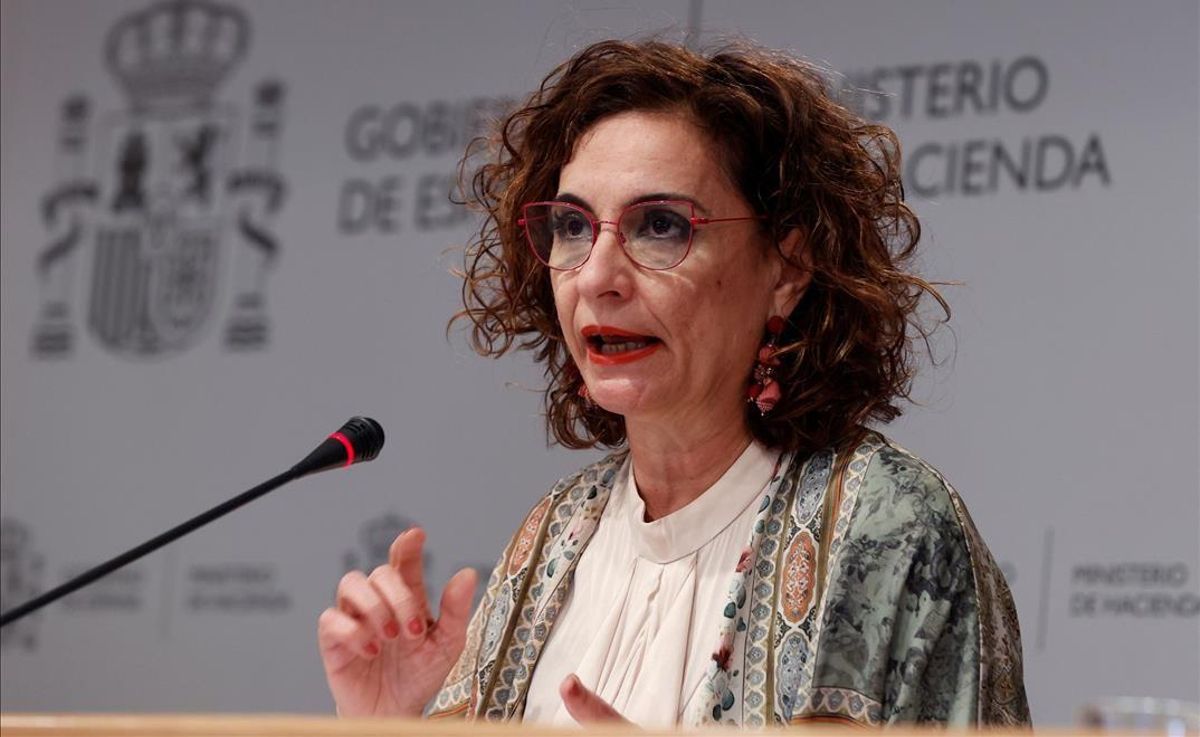 La ministra de Hacienda, María Jesús Montero, durante la presentación de las proyecciones de déficit. La ministra de Hacienda, María Jesús Montero, durante la presentación de las proyecciones de déficit.