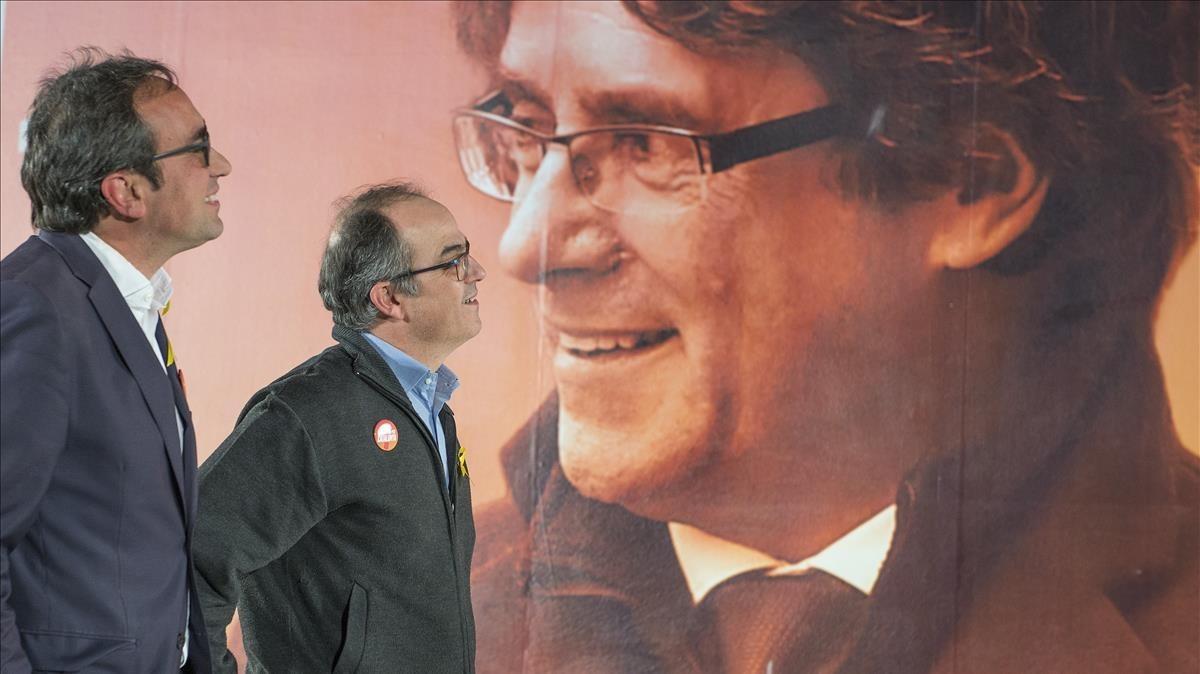 Jordi Turull y Josep Rull ante el cartel electoral de Carles Puigdemont Jordi Turull y Josep Rull ante el cartel electoral de Carles Puigdemont
