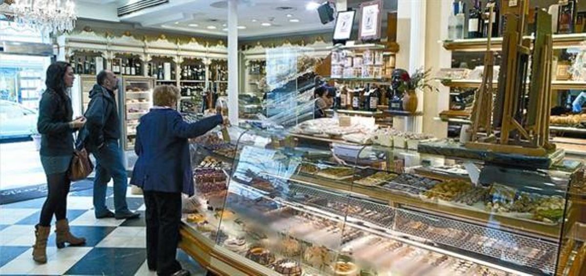 Interior de la pastelería Foix de Sarrià, en la calle Major de Sarrià, ayer, donde trabajó el poeta desaparecido. Interior de la pastelería Foix de Sarrià, en la calle Major de Sarrià, ayer, donde trabajó el poeta desaparecido.