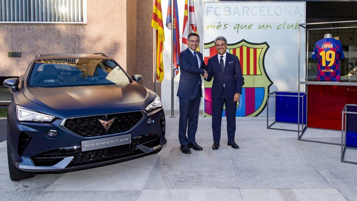 Josep Maria Bertomeu y Luca de Meo tras firmar el acuerdo Barça-Cupra.