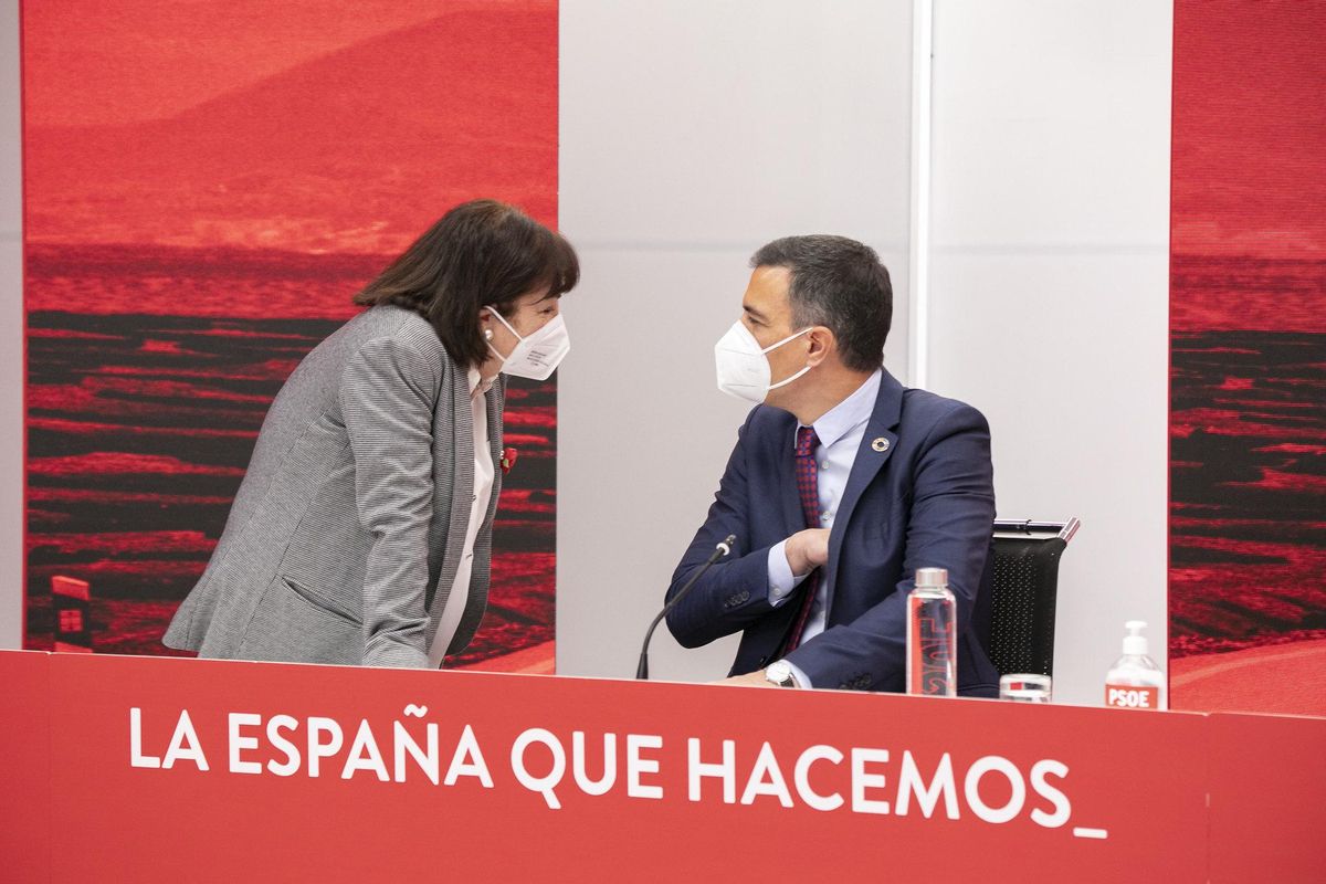El líder socialista y presidente del Gobierno, Pedro Sánchez, habla con la presidenta del PSOE, Cristina Narbona, este 17 de mayo de 2021 en Ferraz, durante la reunión de la ejecutiva federal del partido. El líder socialista y presidente del Gobierno, Pedro Sánchez, habla con la presidenta del PSOE, Cristina Narbona, este 17 de mayo de 2021 en Ferraz, durante la reunión de la ejecutiva federal del partido.