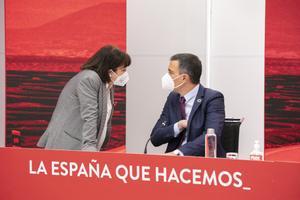 El líder socialista y presidente del Gobierno, Pedro Sánchez, habla con la presidenta del PSOE, Cristina Narbona, este 17 de mayo de 2021 en Ferraz, durante la reunión de la ejecutiva federal del partido.