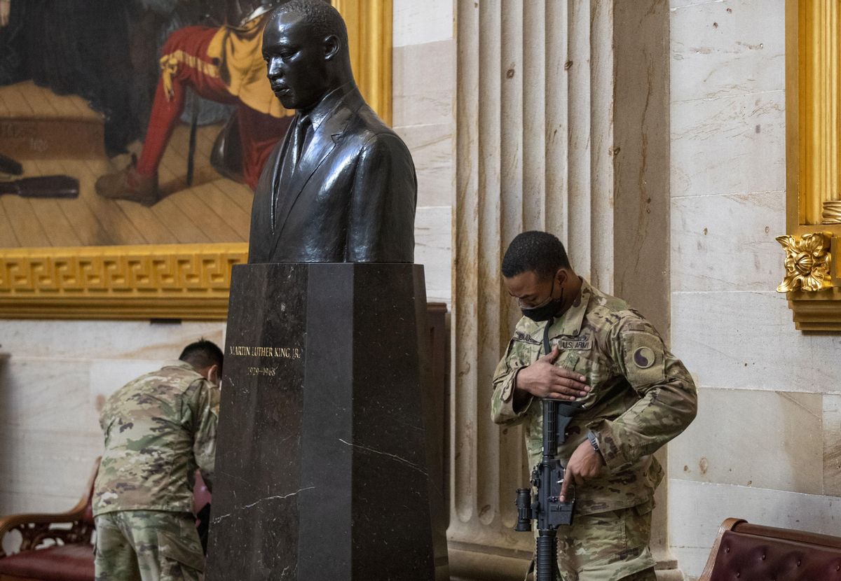 Un soldado de la Guardia Nacional descansa ante un busto dedicado a Martin Luther King en el Capitolio Un soldado de la Guardia Nacional descansa ante un busto dedicado a Martin Luther King en el Capitolio