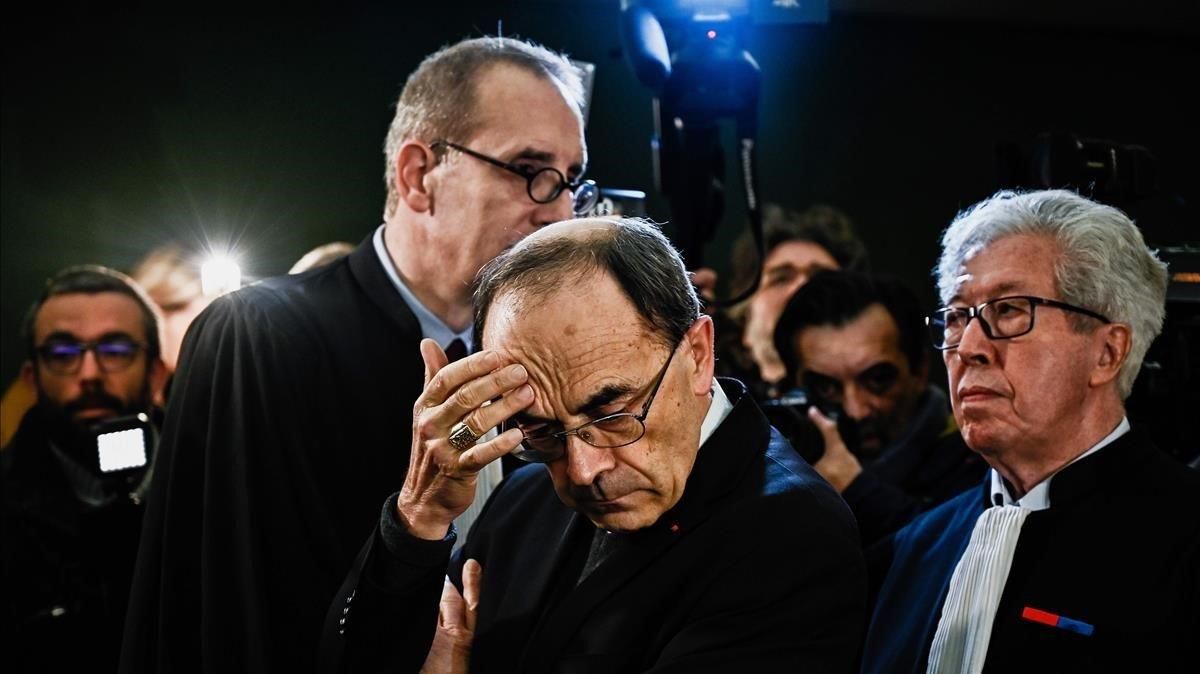El cardenal de Lyon, Philippe Barbarin, a la entrada del juzgado en el que ha sido procesado. El cardenal de Lyon, Philippe Barbarin, a la entrada del juzgado en el que ha sido procesado.