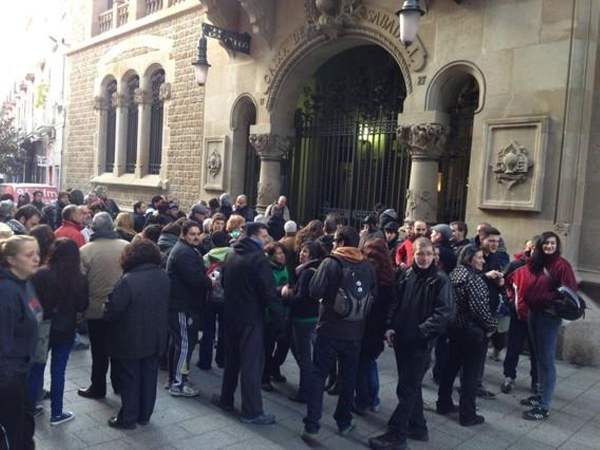 Miembros de la Plataforma de Afectados por la Hipoteca de Sabadell, ante la sede de Unnim. Miembros de la Plataforma de Afectados por la Hipoteca de Sabadell, ante la sede de Unnim.