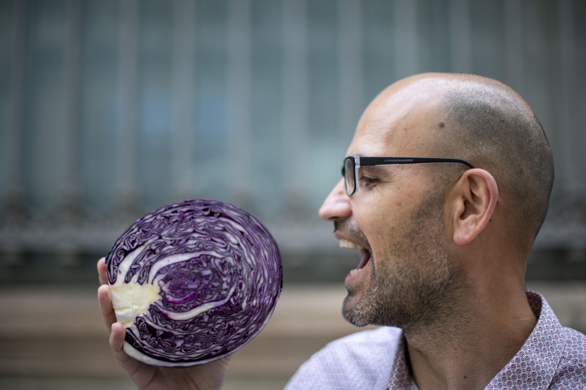 Miguel Ángel Lurueña posa con una col morada. Miguel Ángel Lurueña posa con una col morada.