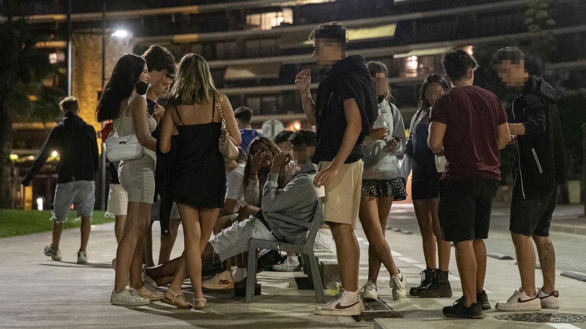 Un grupo de jovenes hace botellón en el paseo maritimo de Sant Antoni de Calonge durante la madrugada de este jueves. Un grupo de jovenes hace botellón en el paseo maritimo de Sant Antoni de Calonge durante la madrugada de este jueves.