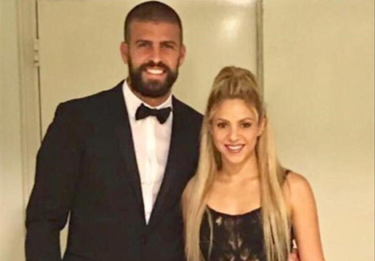 Piqué y Shakira posan en la boda de Messi