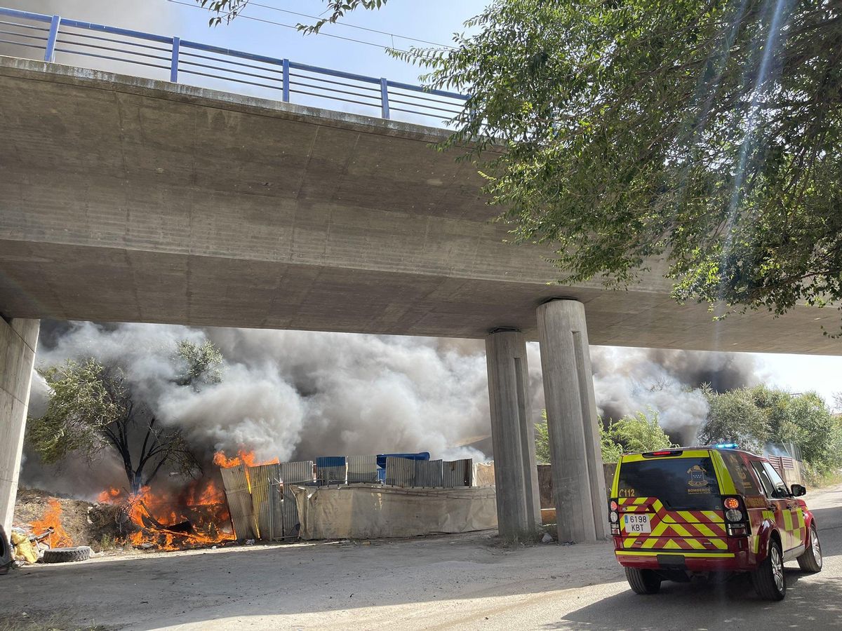 Adif suspende el AVE entre Madrid y Barcelona por un incendio próximo a las vías Adif suspende el AVE entre Madrid y Barcelona por un incendio próximo a las vías